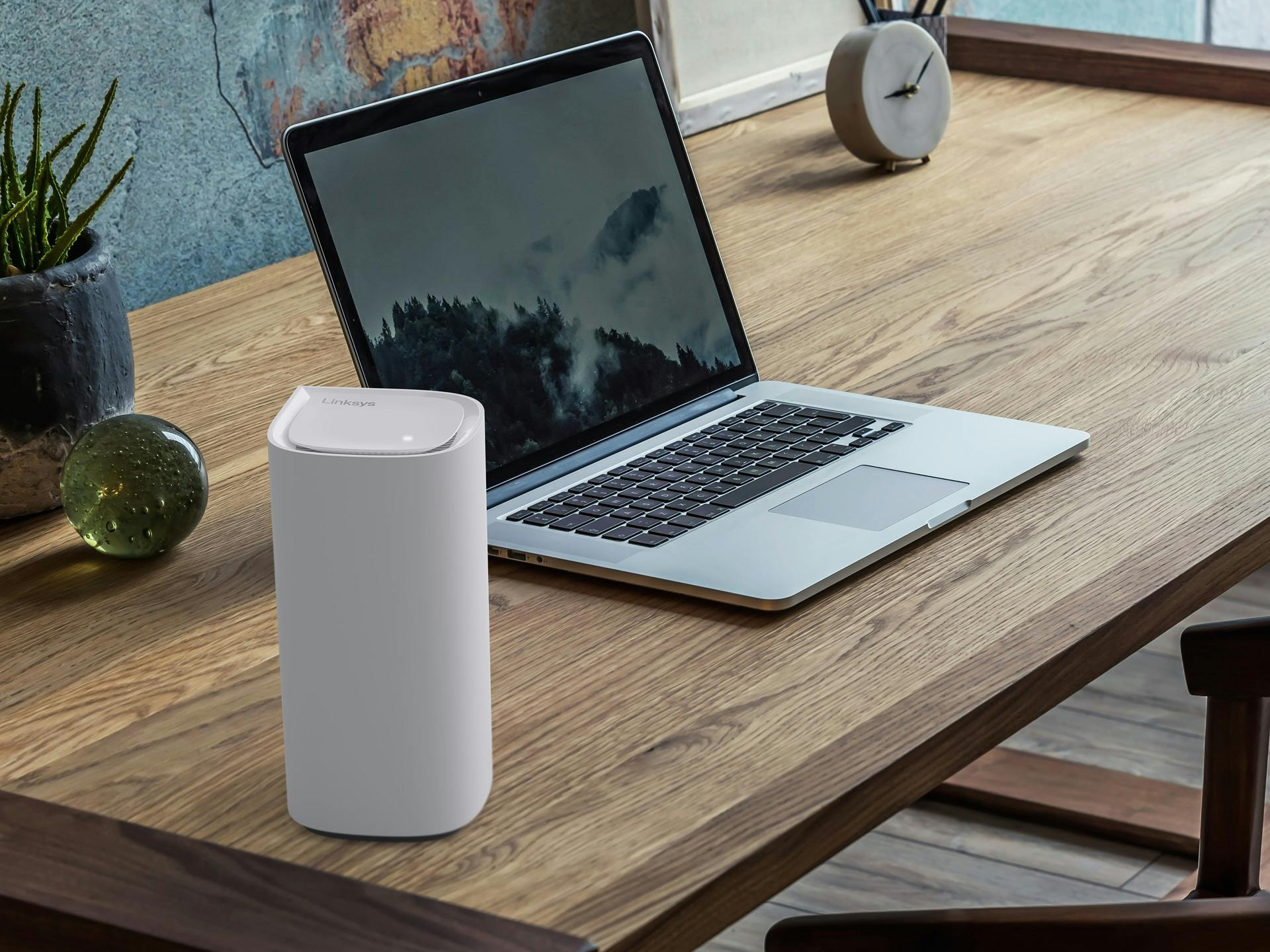 Linksys mesh-station op keukentafel naast laptop