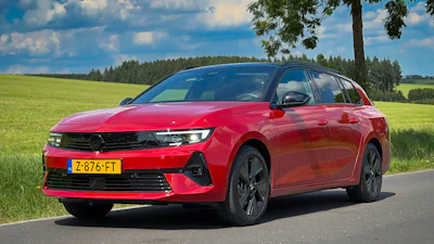 Deze elektrische stationwagon van Opel is wel een beetje prijzig