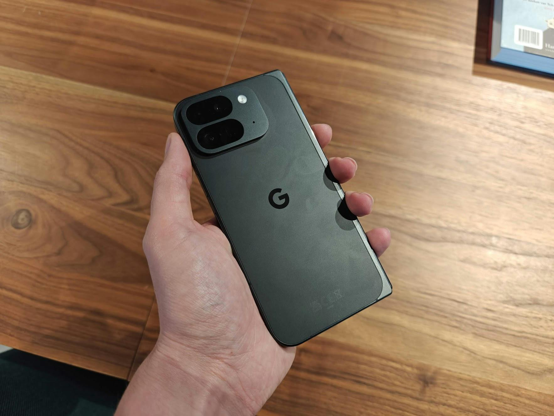 Als je de Pixel 9 Pro Fold opvouwt, ontstaat er een 'normale' smartphone.