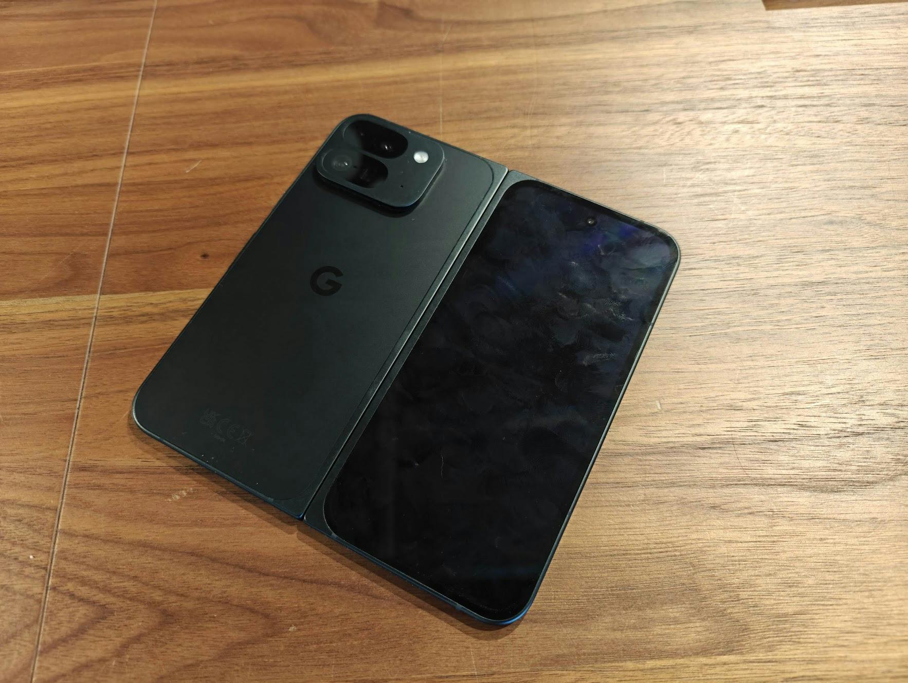 Uitgevouwen op tafel zie je het extra scherm.