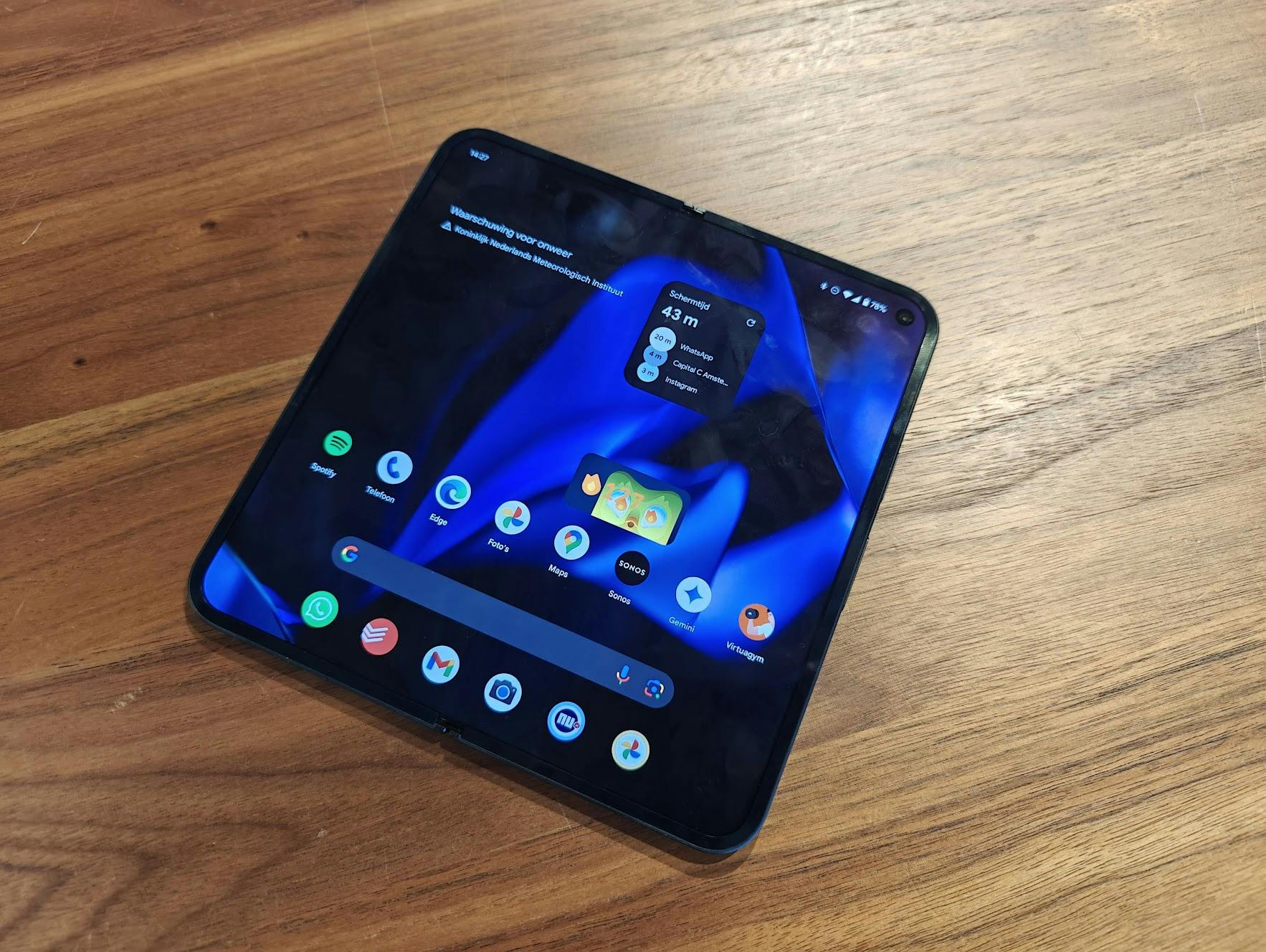 Het grote scherm aan de binnenkant.