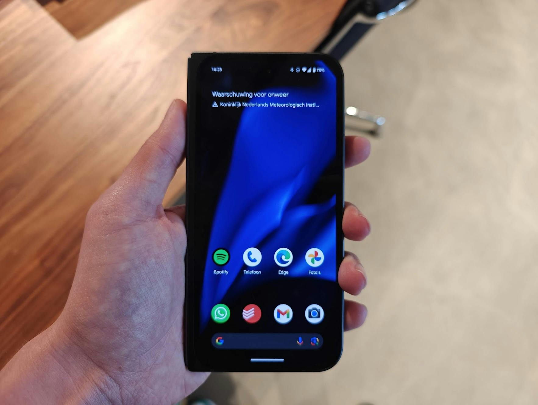 Op andere momenten is een handzamere telefoon prettiger en vouw je de Fold weer in.