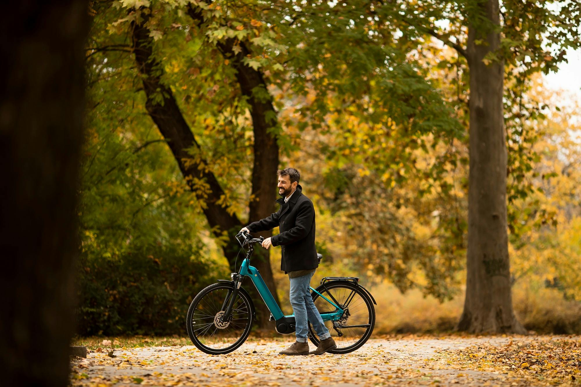 Man met fiets in het bos