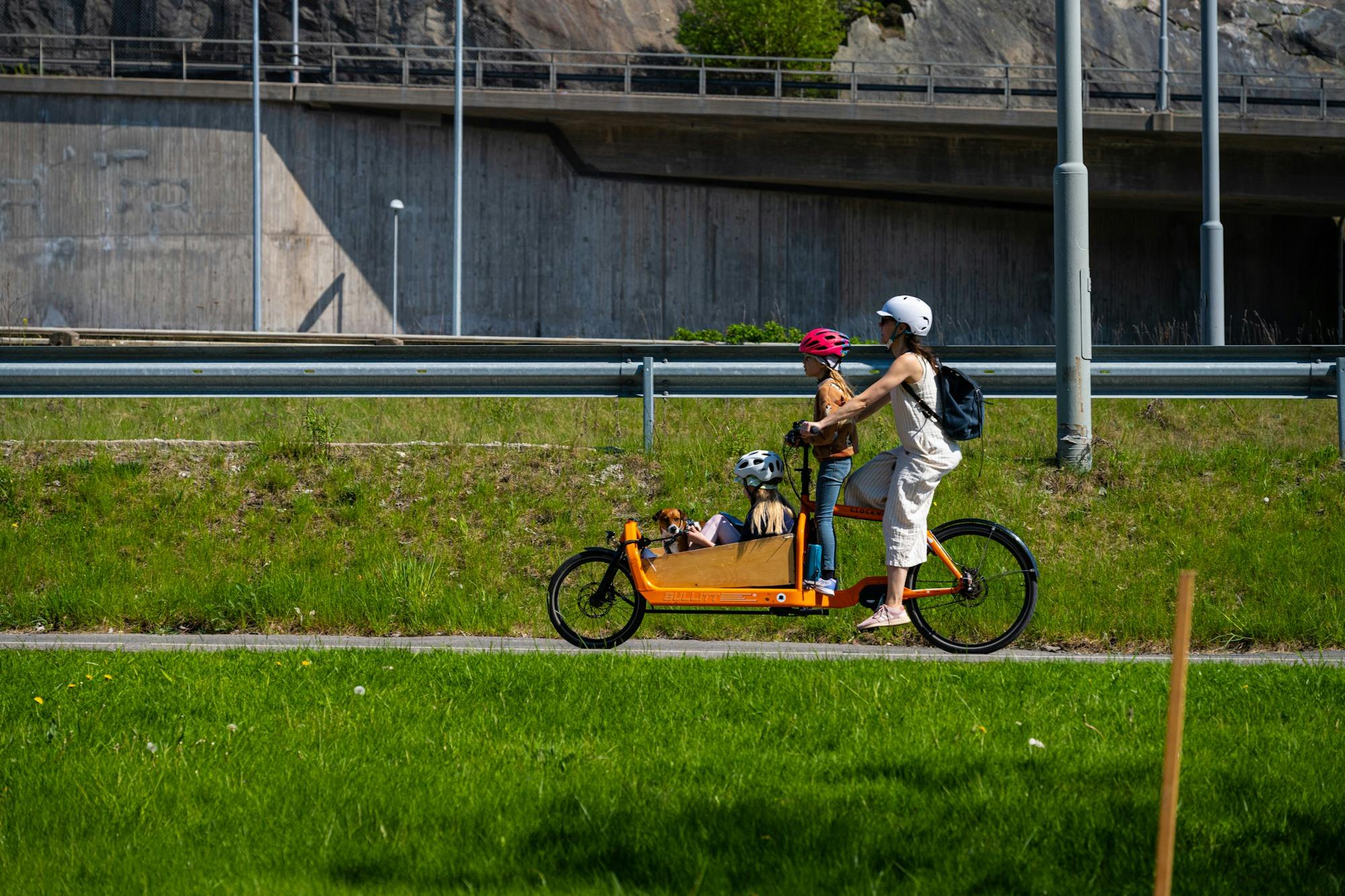 Gezin met kinderen op elektrische bakfiets