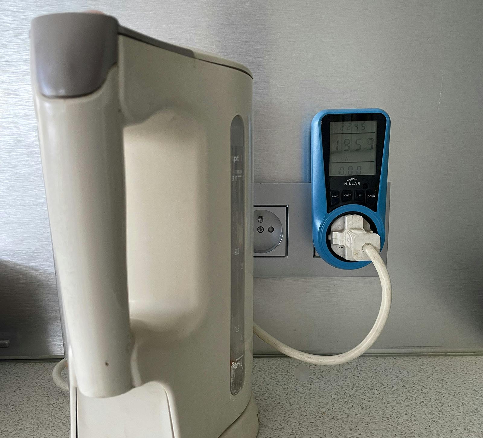 Door alle apparaten een tijdje aan een energiemeter te hangen, leer je het verbruik kennen.