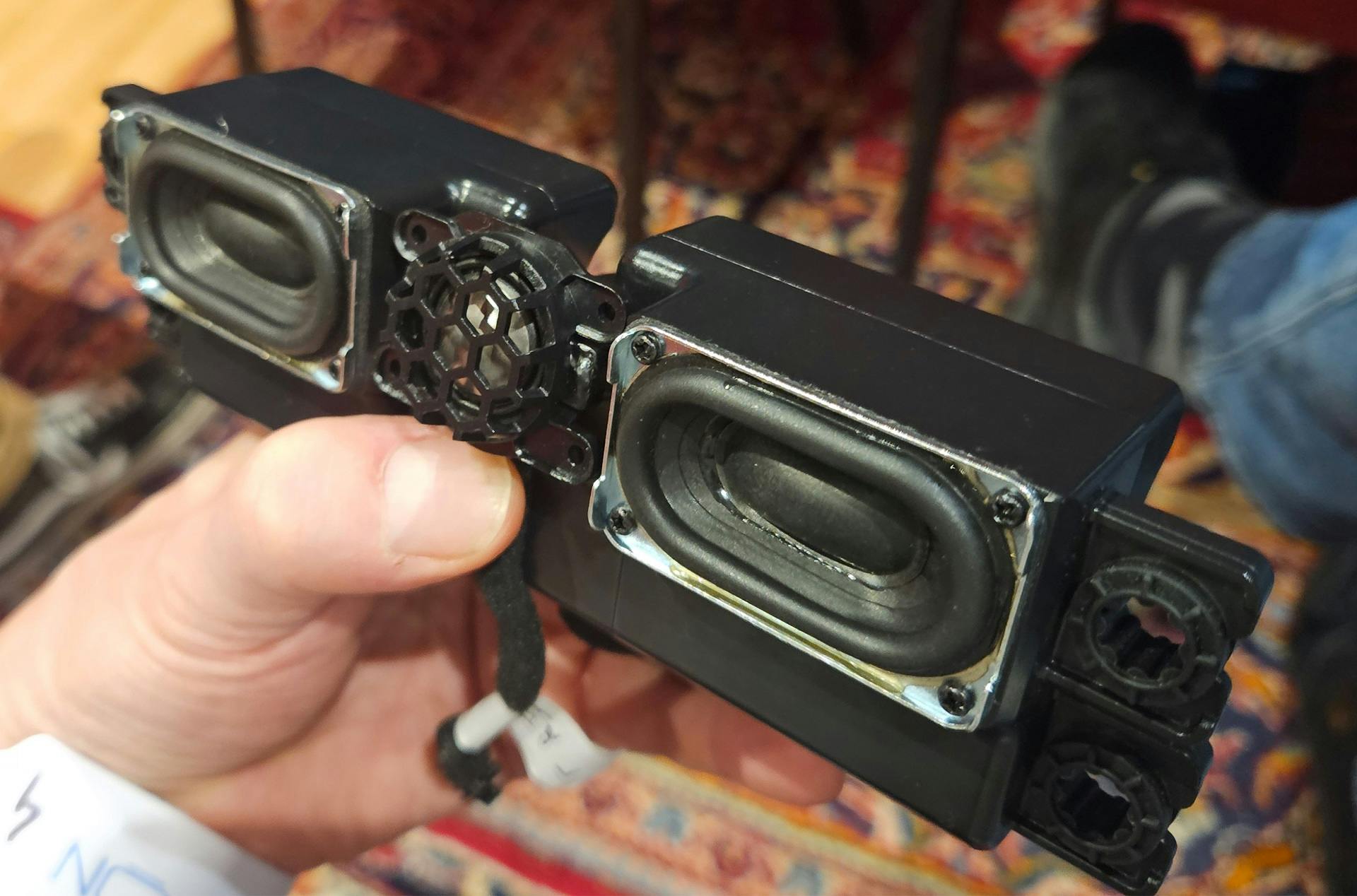 De tweeters van de B&W-speakeropstelling uit de Philips OLED+959-serie.