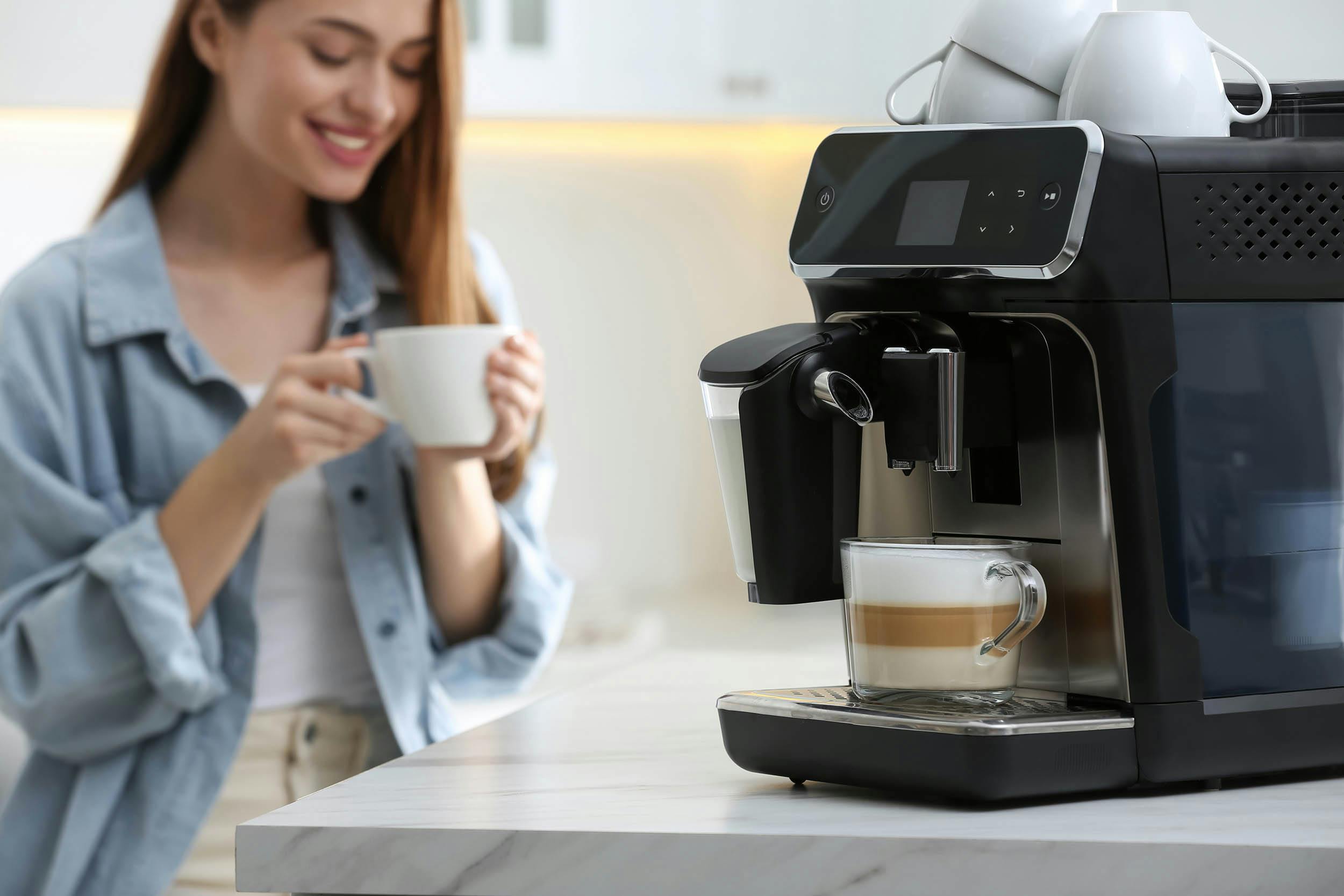 Vrouw met koffiemachine
