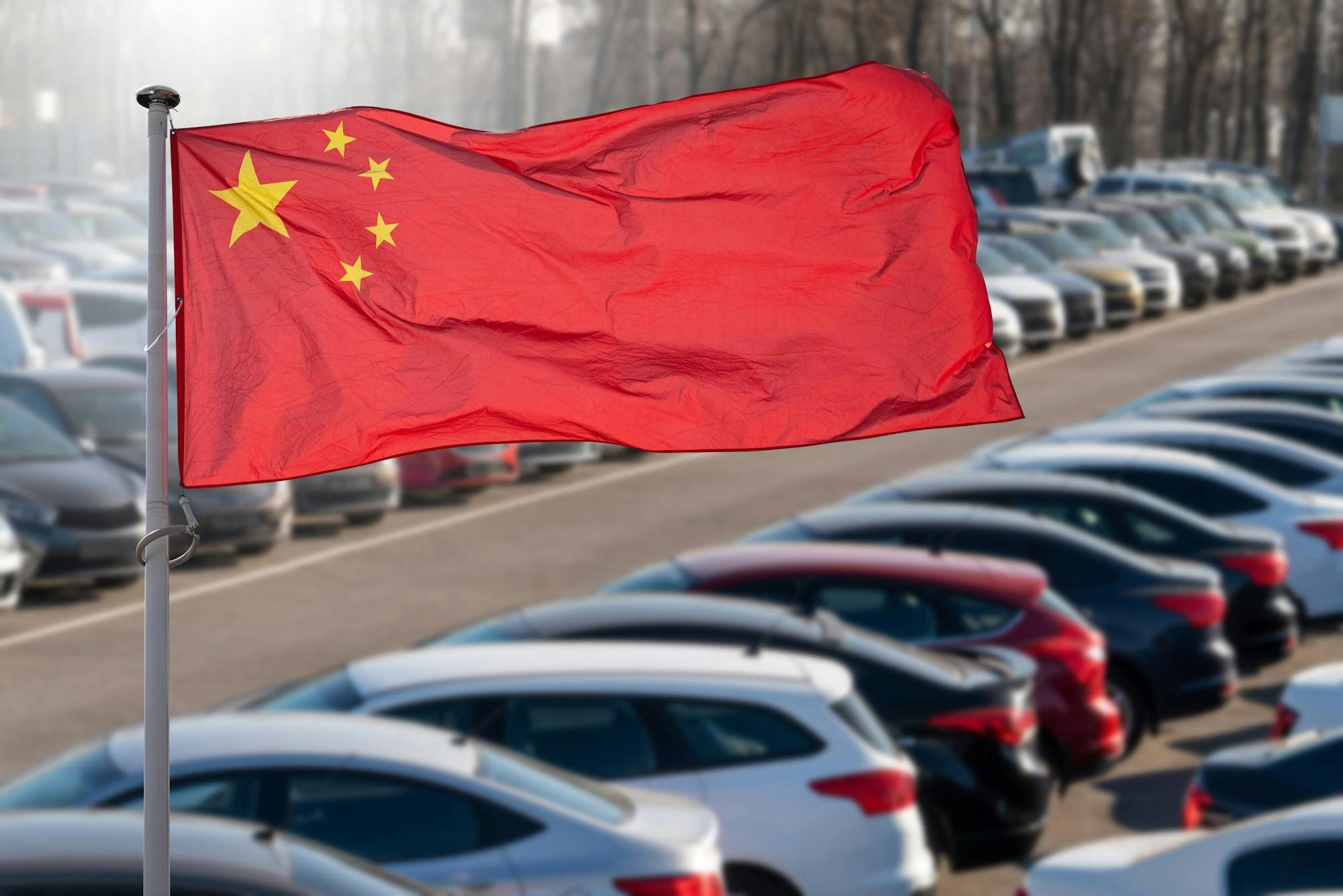 Chinese vlag bij een parkeerterrein vol auto's
