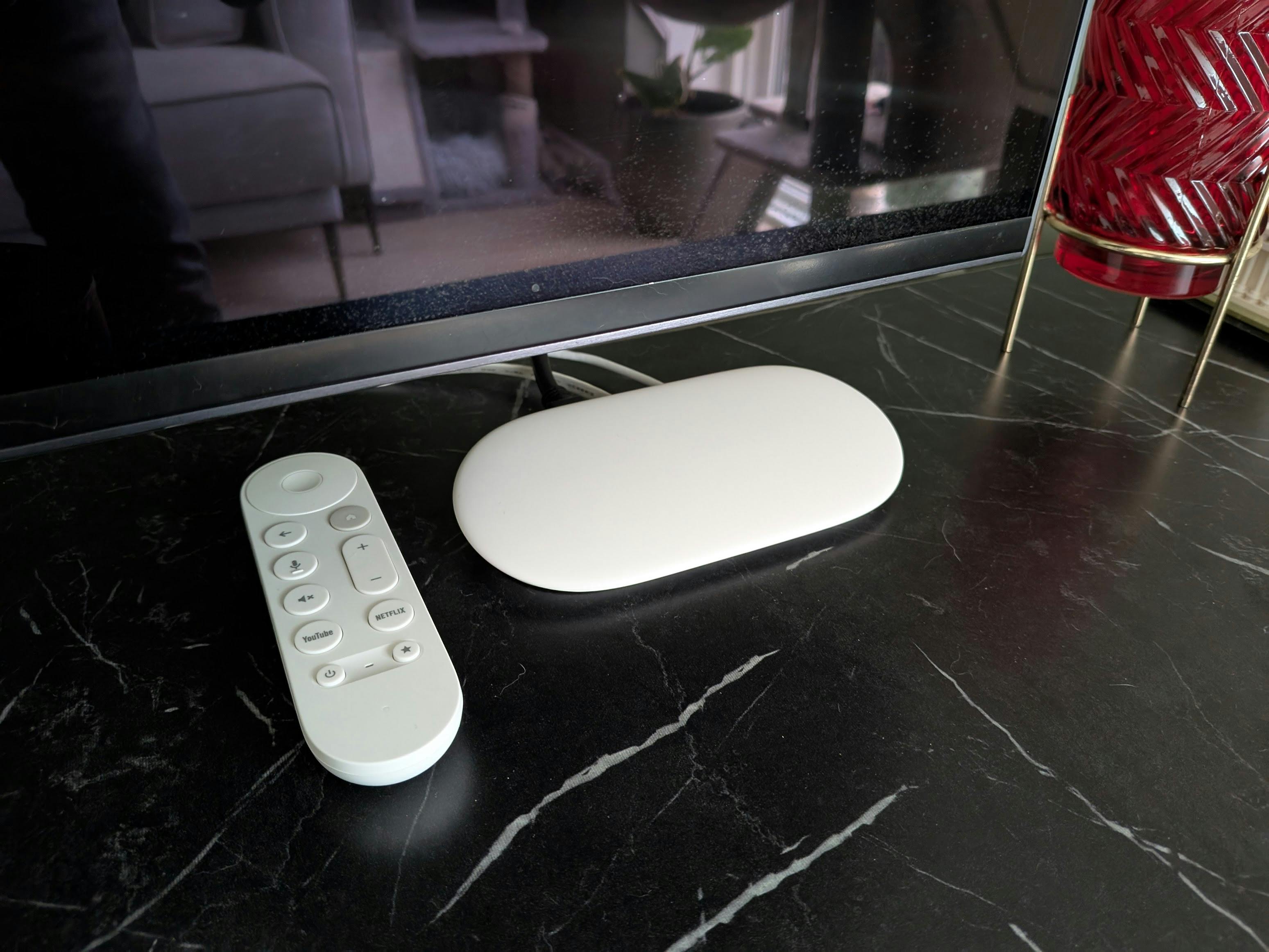 De Google TV Streamer met afstandsbediening.