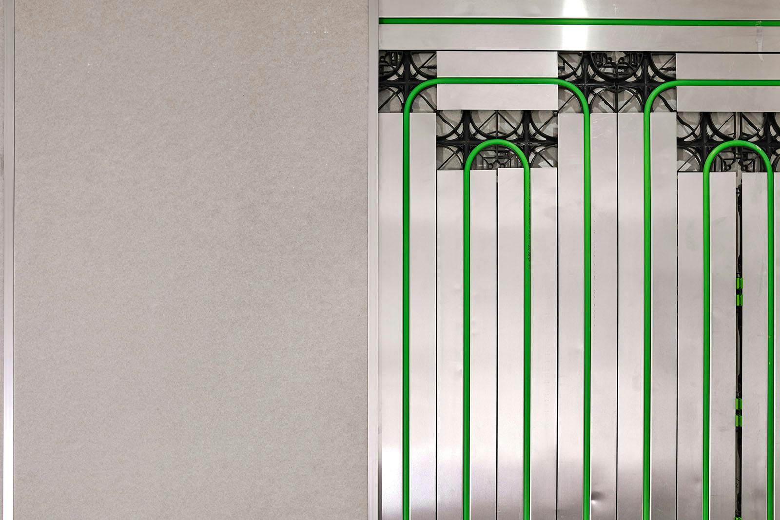 In het droogbouw wandsysteem SpeeTwall DryFix worden de kunststof leidingen in aluminium geleidingsprofielen geklikt.