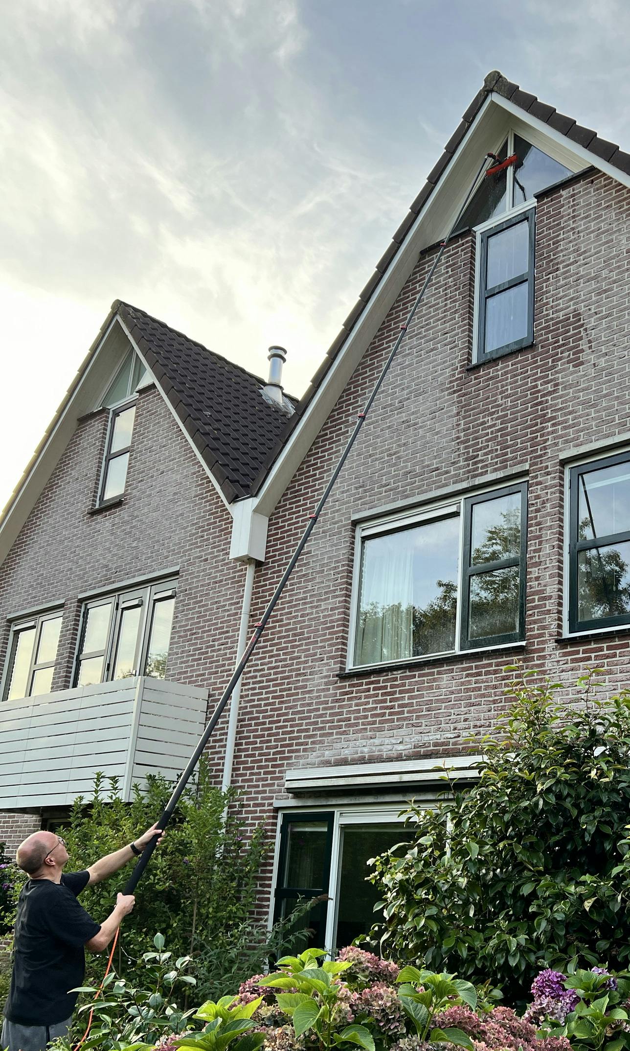 Ramen op hoogte maak je schoon met een telescoopsteel