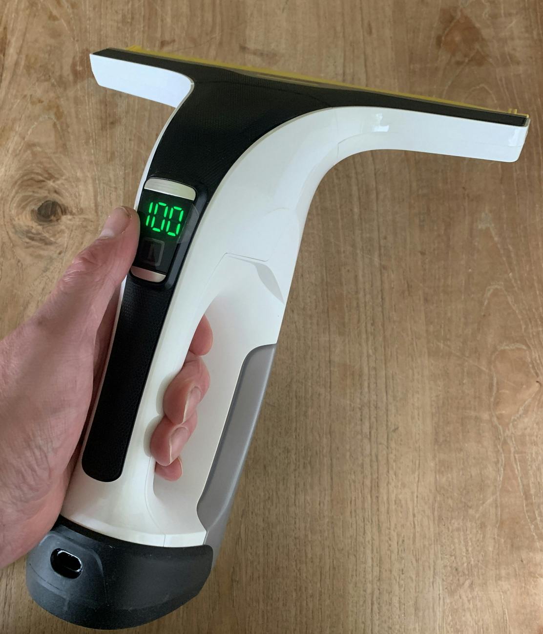 De WV6 van Karcher is een lichtgewicht ramenzuiger