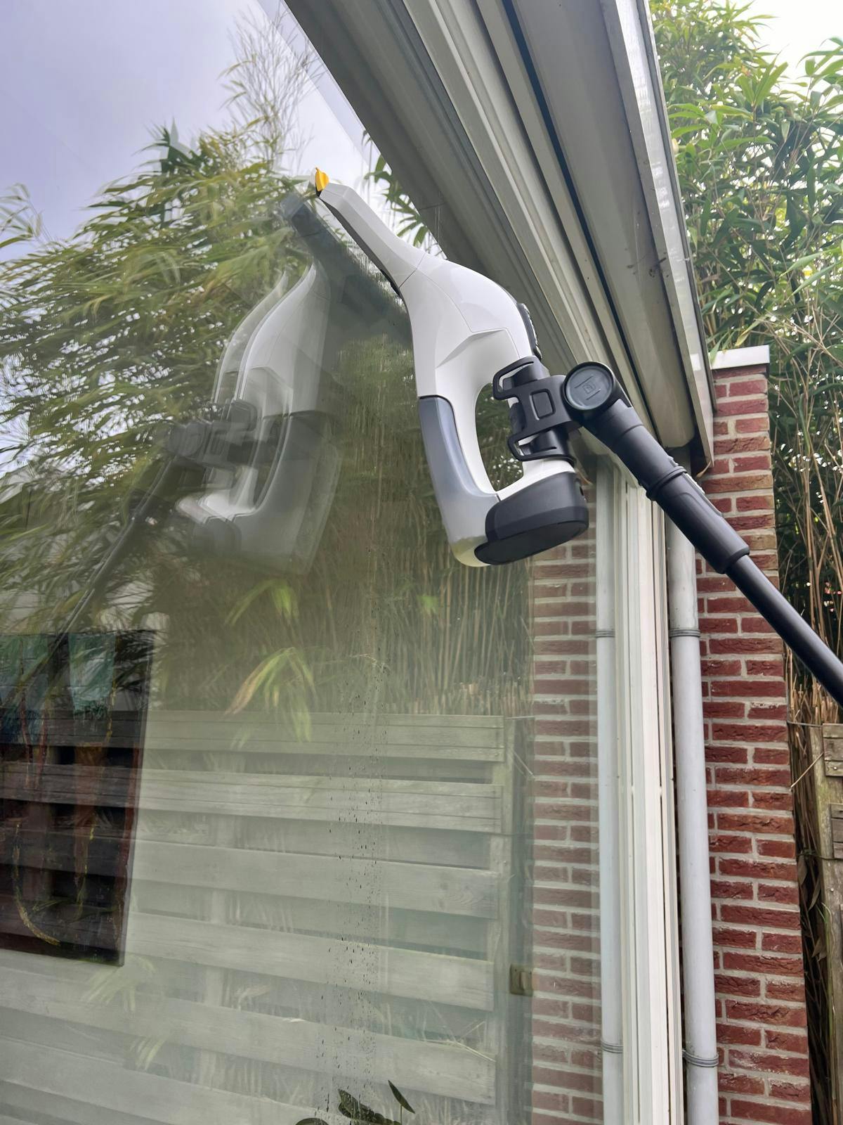 De Window Vac zit stevig vast op de verstelbare telescoopsteel van de WV Extension-set