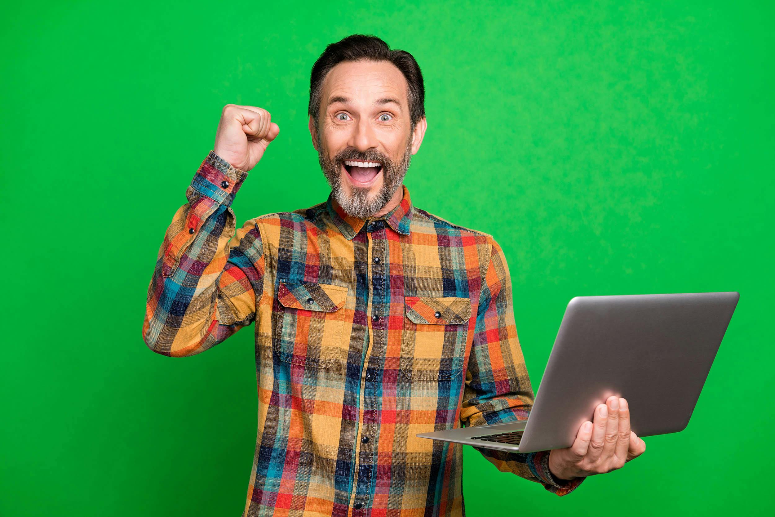 Blije man met laptop