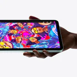 Hand met Apple iPad Mini