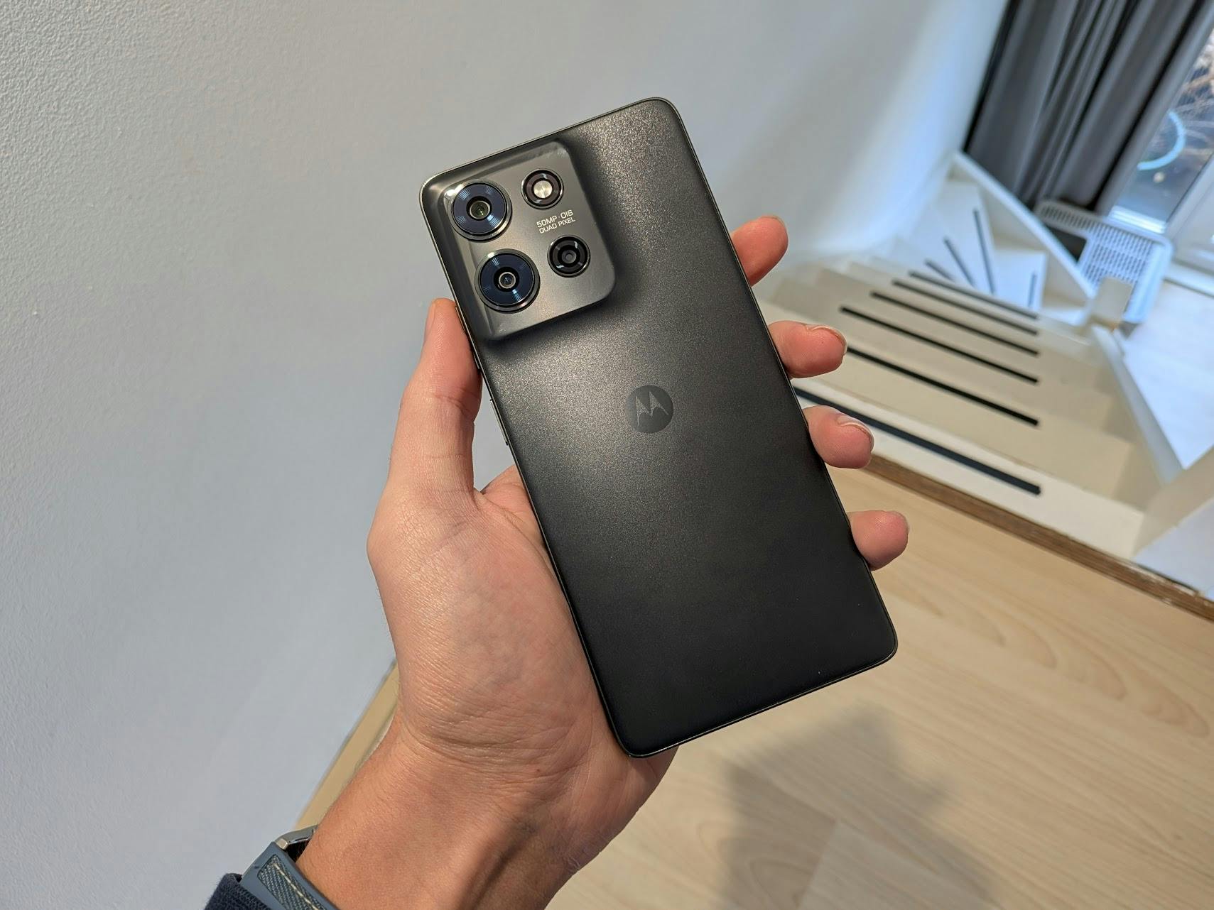 De Moto G75 voelt glad in de hand, maar wel stevig.