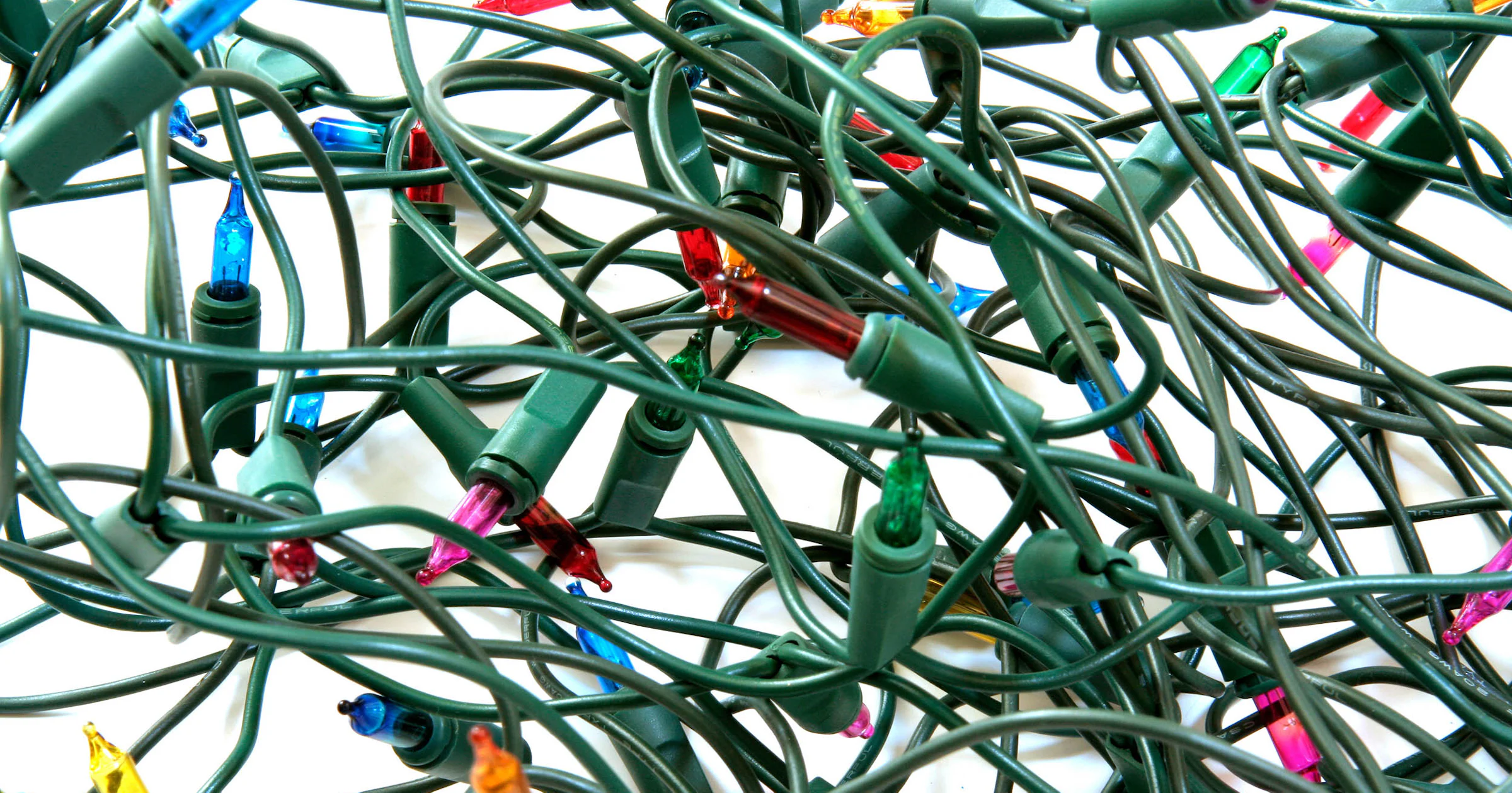 Nooit meer in de knoop: zo berg je kerstverlichting slim op