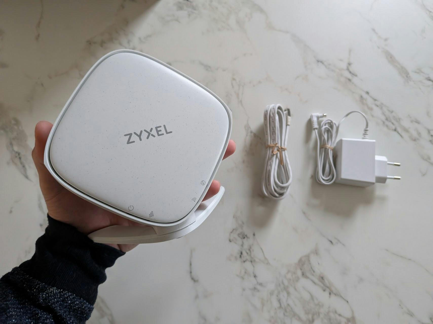 De wifirepeater is handzaam en daarom op veel plekken neer te zetten.