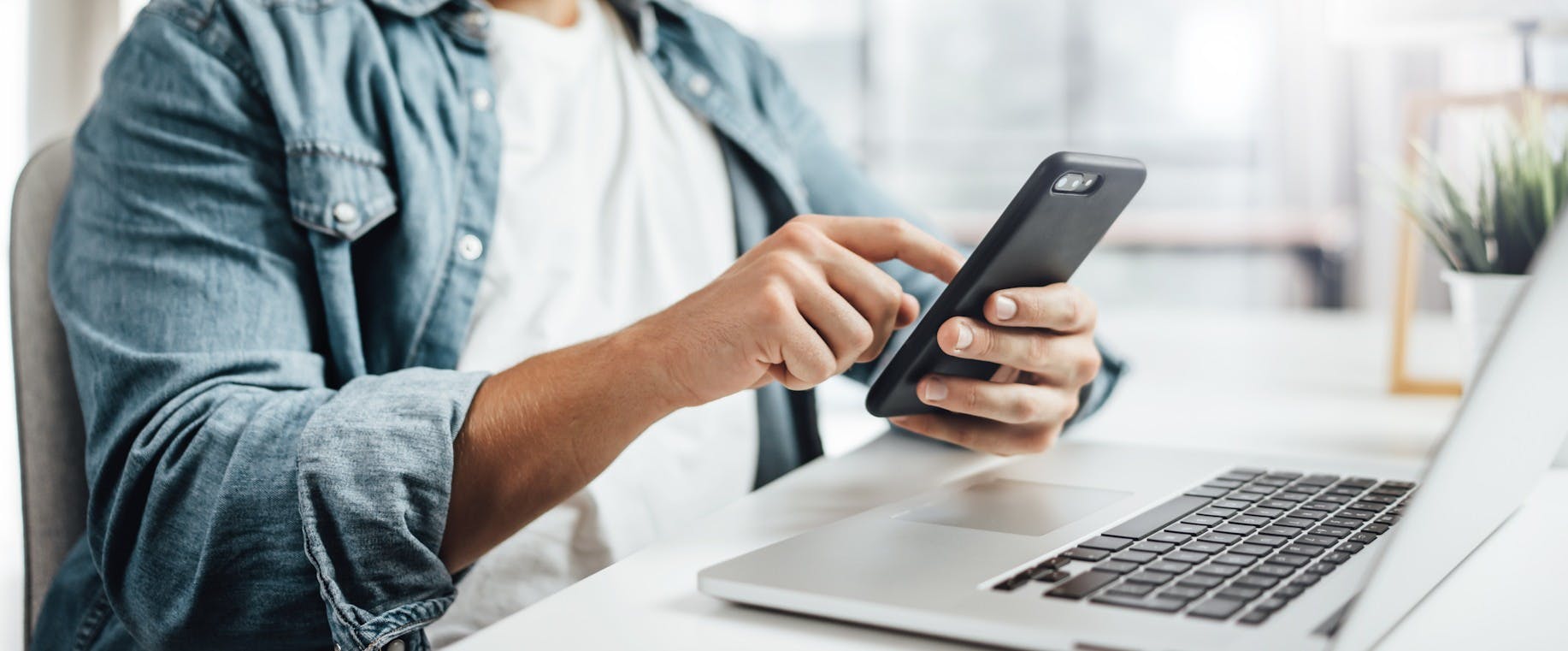 Man typt iets op zijn smartphone