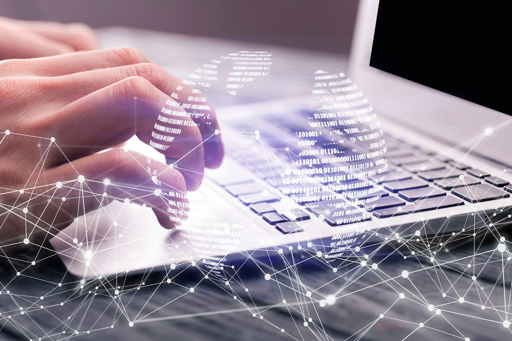 Iemand typt op een laptop