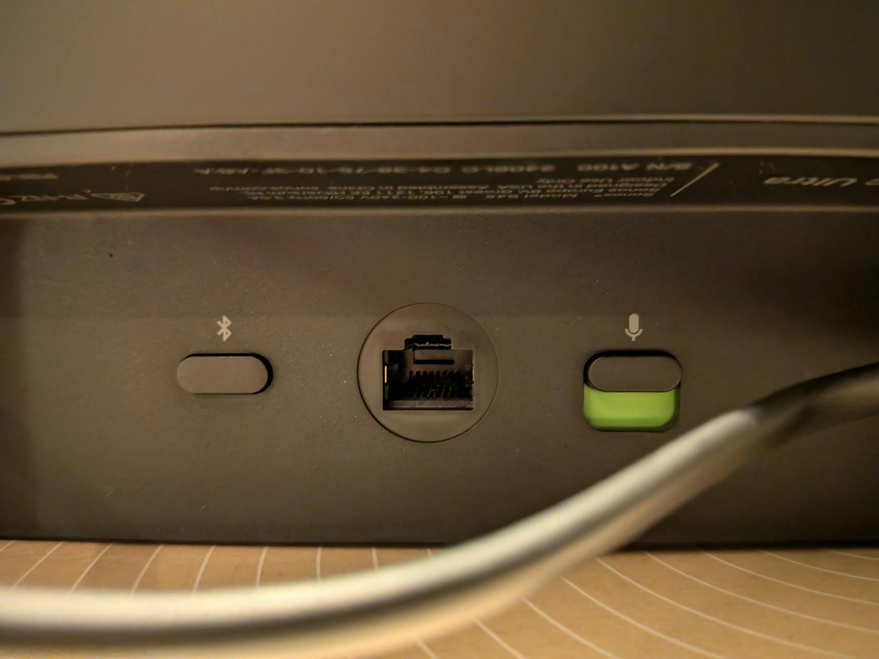 Achterop vind je schuifjes en aansluitingen voor de spraakassistent, ethernet en bluetooth