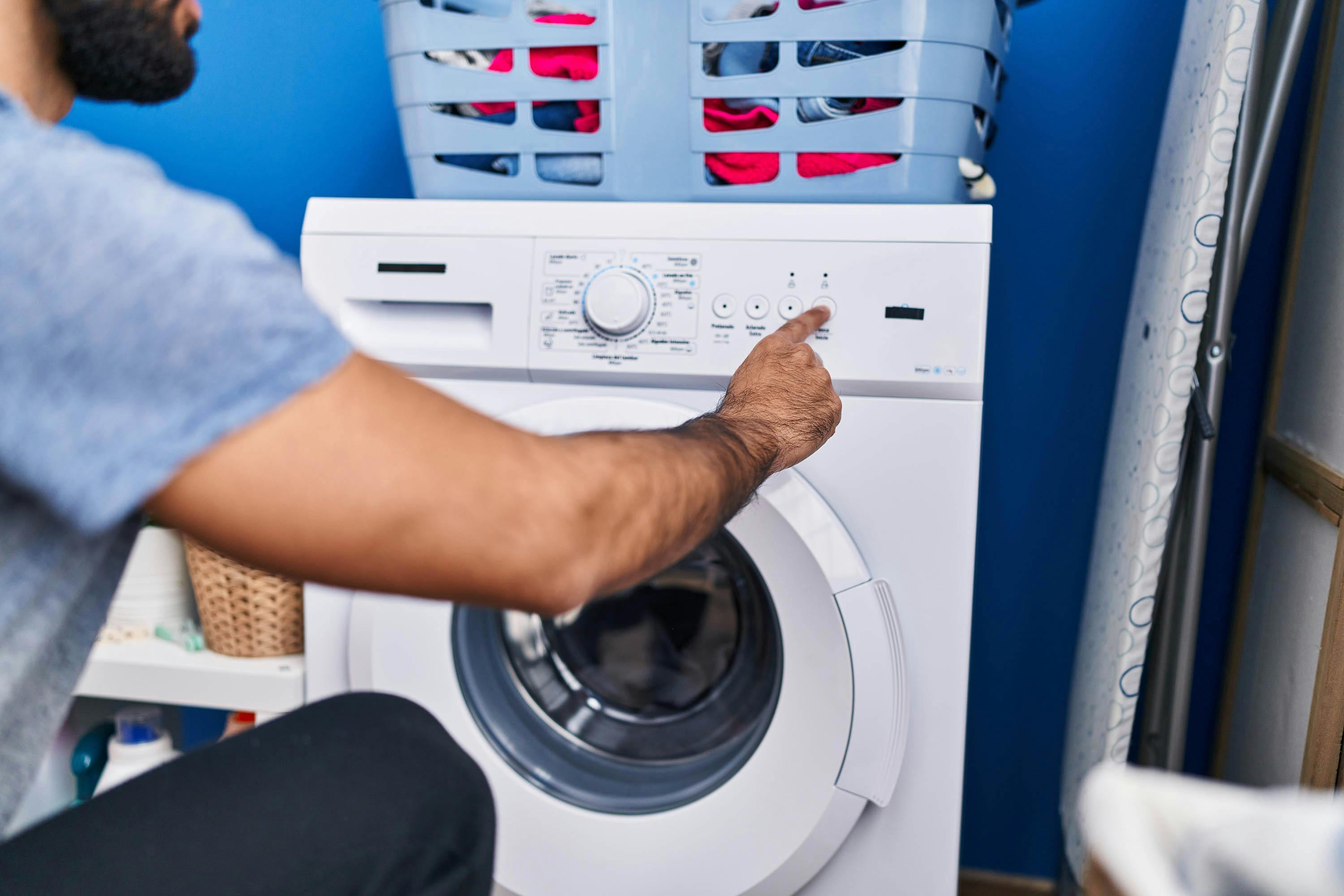 Man die wasmachine bedient