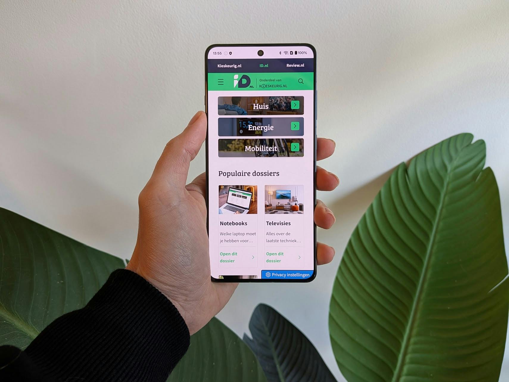 De OnePlus 13R houdt niet heel comfortabel vast