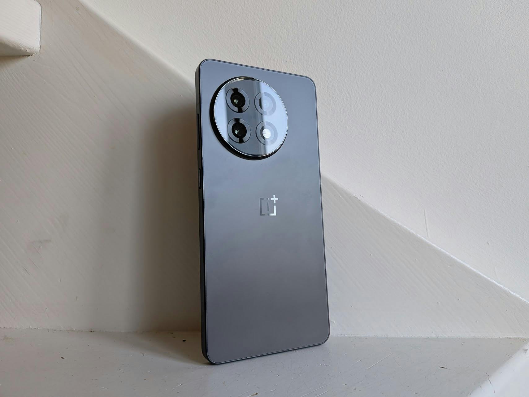 De smartphone is echt een rechthoekig blok, zonder afgeronde hoeken om hem beter vast te houden.