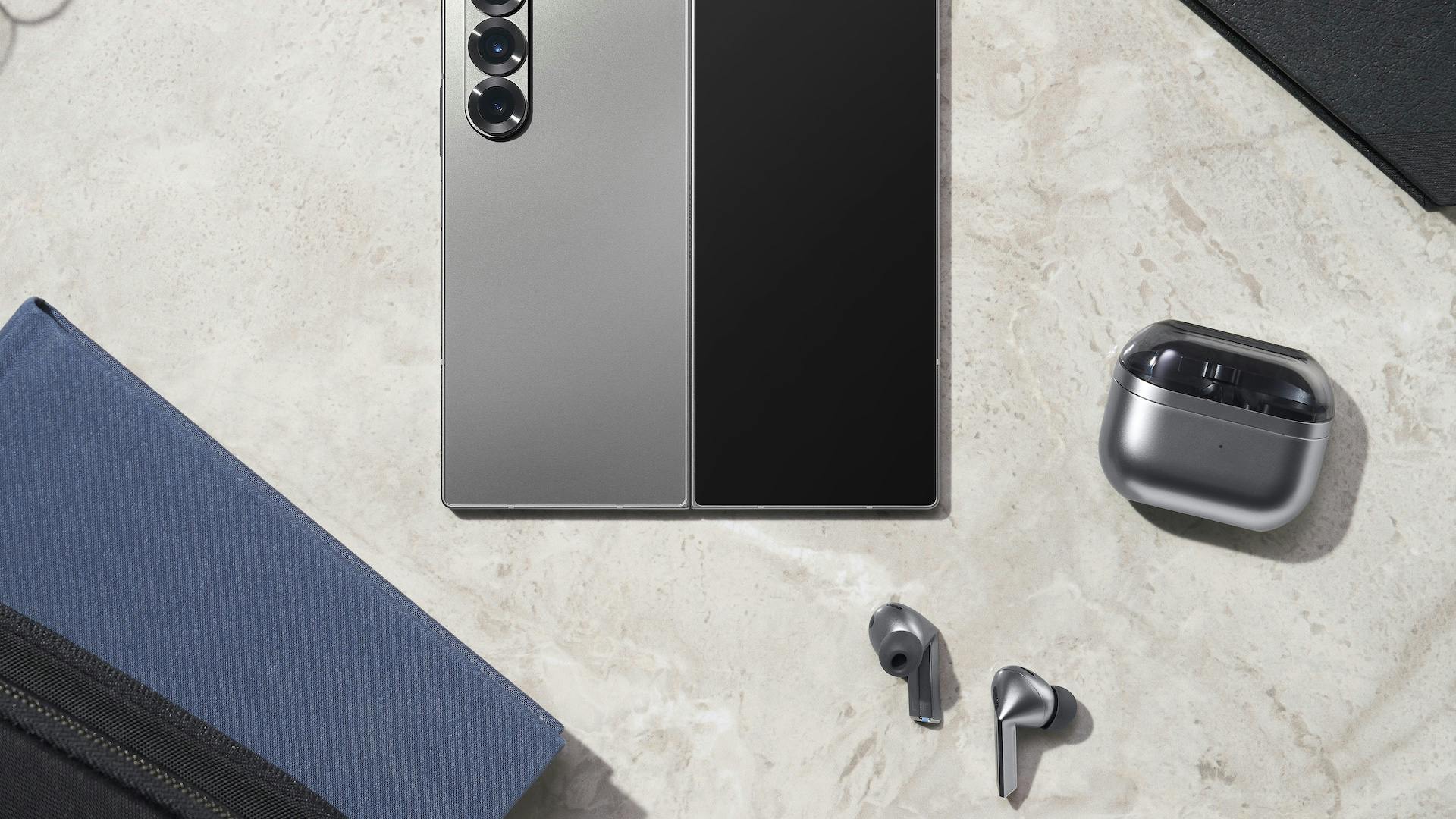 Samsung Z Fold6 met Galaxy Buds 3 Pro op een tafel.