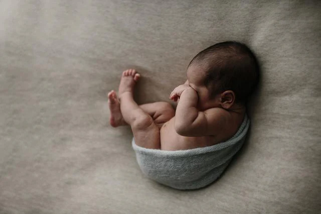 Gebruik accessoires bij newbornfotografie