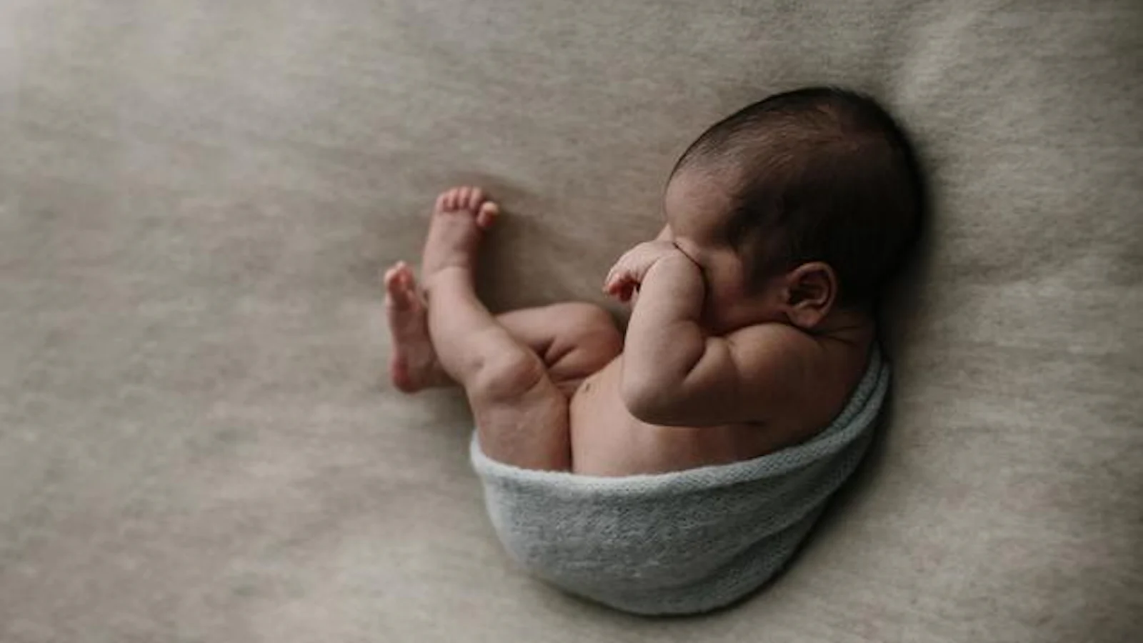 Gebruik accessoires bij newbornfotografie