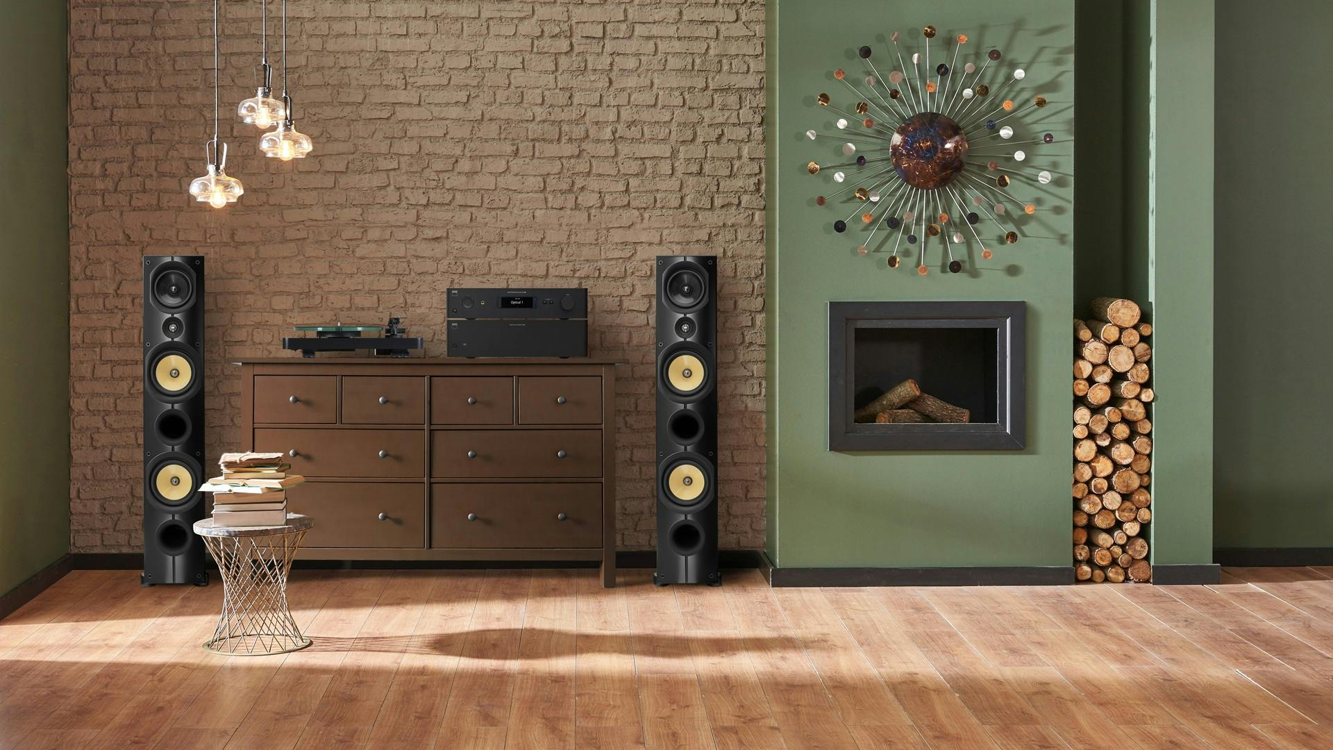 Huiskamer met speakers en NAD-versterker