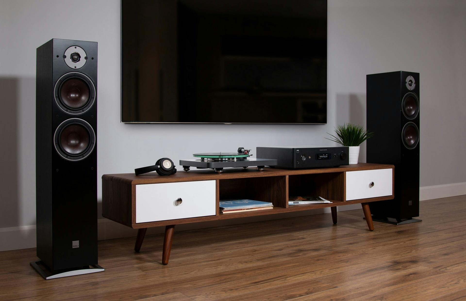 Woonkamer met NAD-apparatuur en DALI-speakers