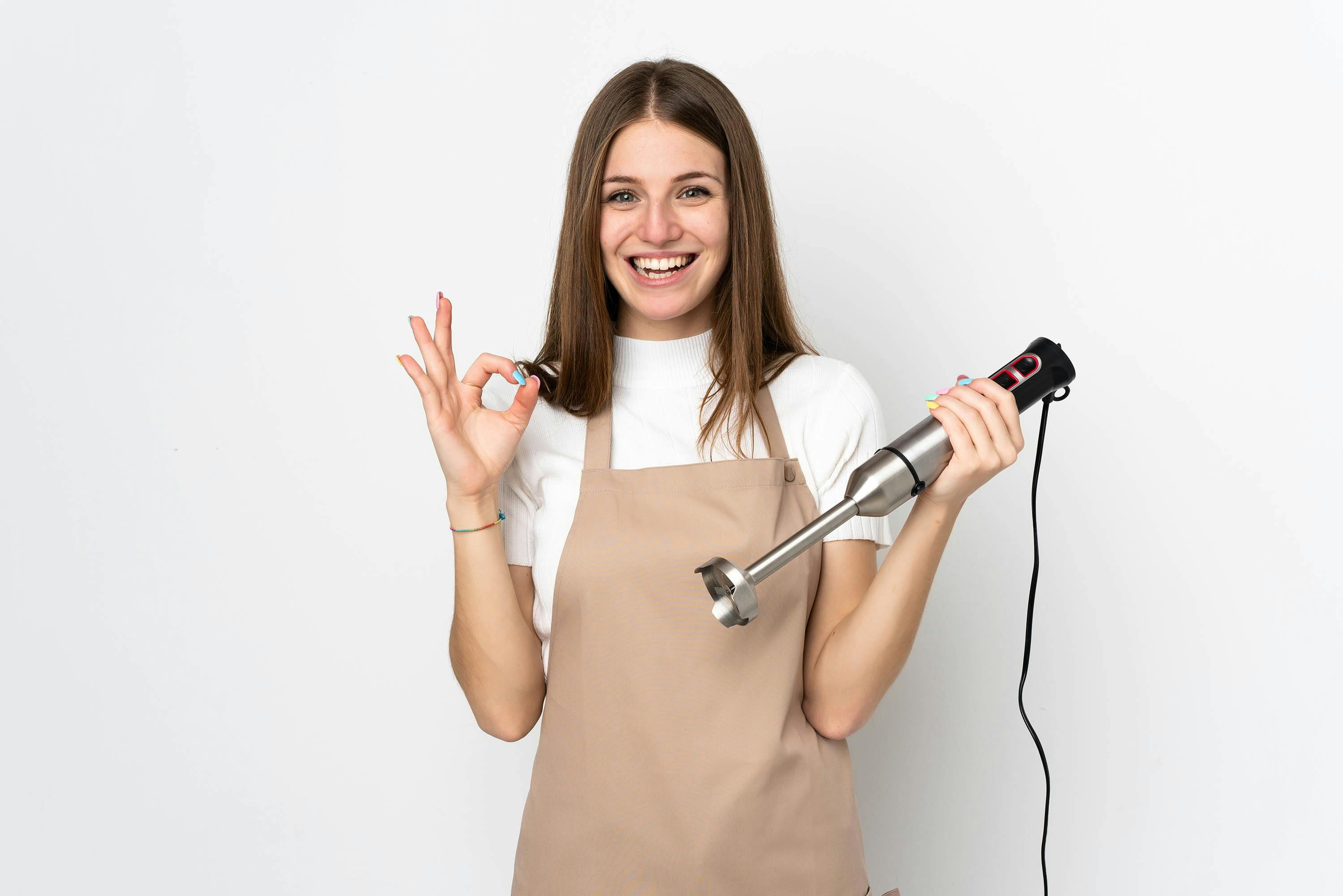 Vrouw met staafmixer