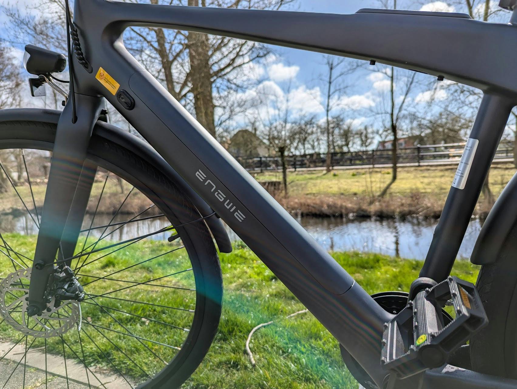 De accu is netjes weggewerkt in het onderste frame.