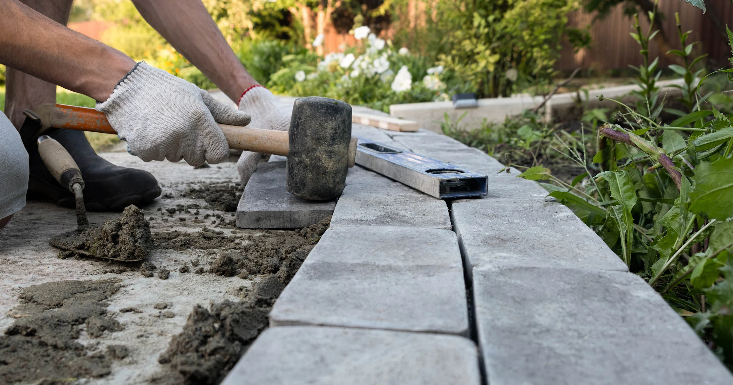 Voorjaarsklus: verzakt terras of pad zelf herstellen? Zo doe je dat!