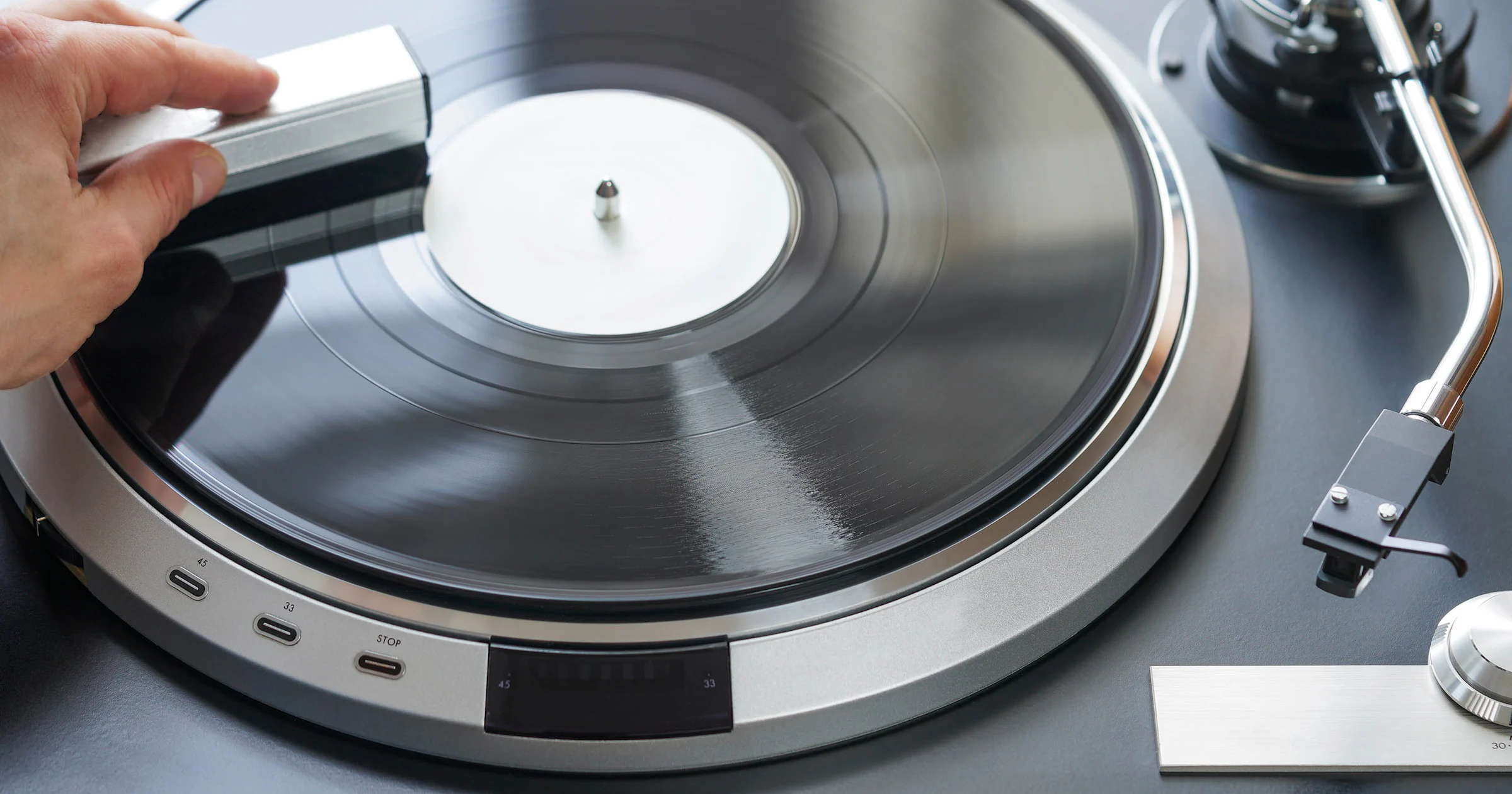 Zo poets je de plaat: weg met stof, vet en gekraak