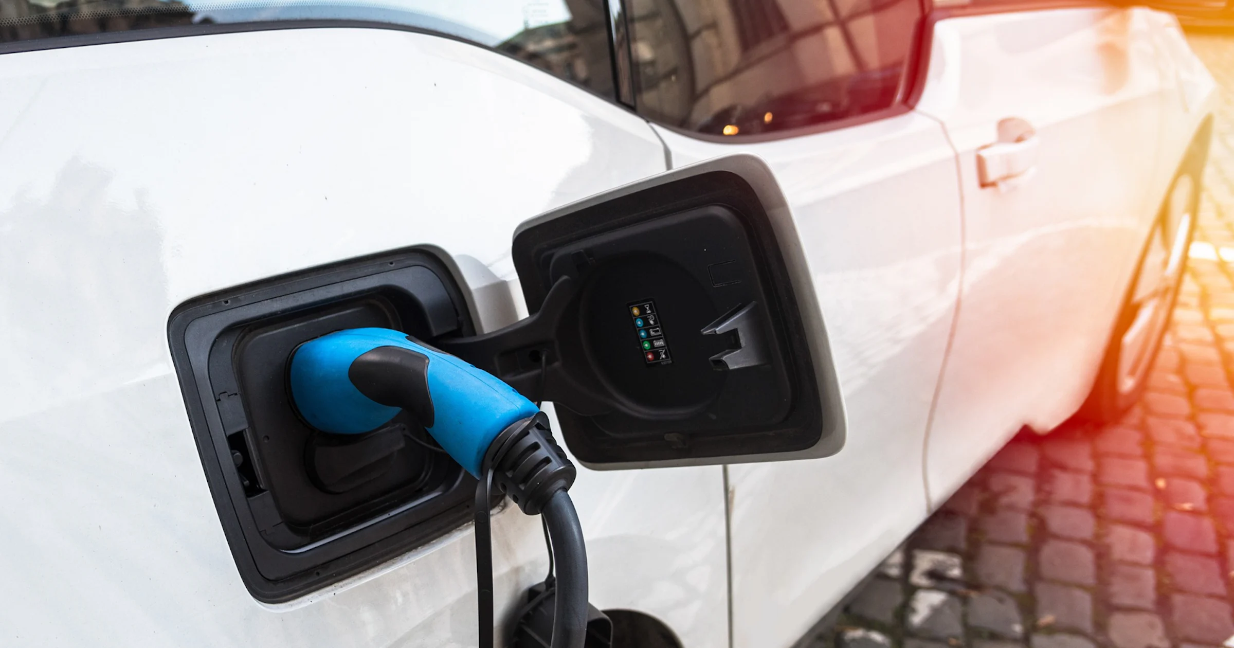 Een op drie gemeenten staat opladen elektrische auto over stoep toe