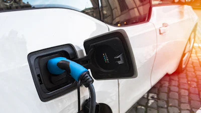 Een op drie gemeenten staat opladen elektrische auto over stoep toe