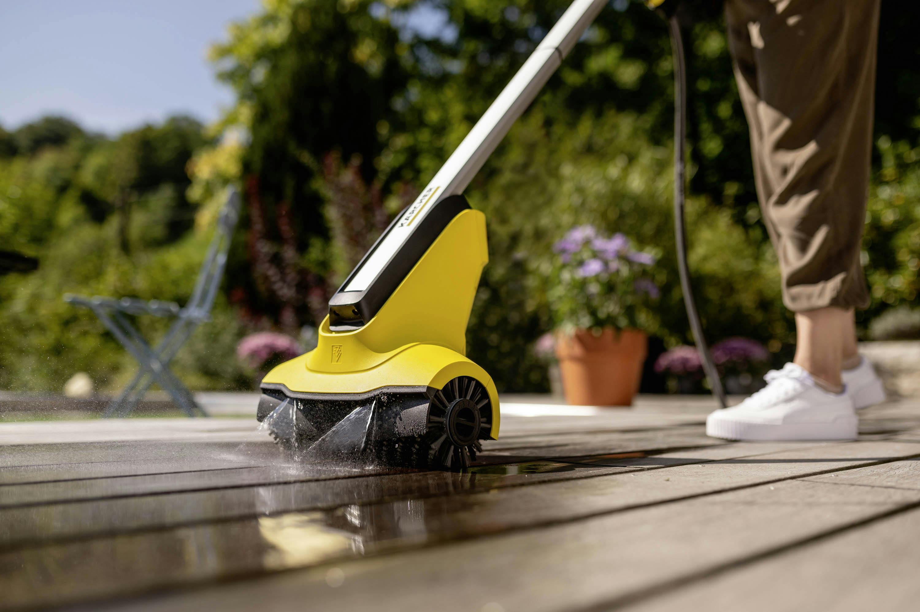 Houten terras reinigen: zo geef je je vlonder een oppepbeurt