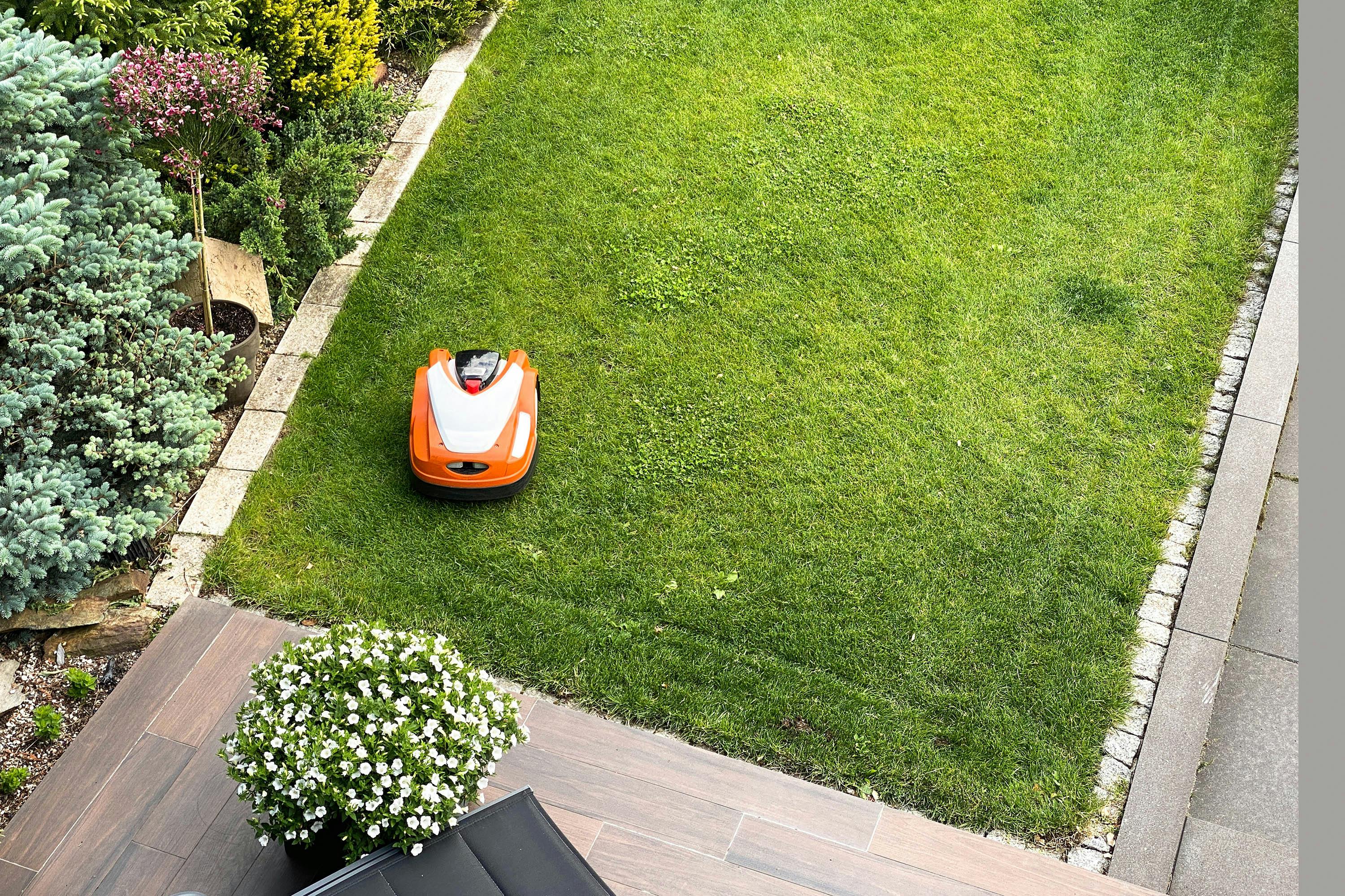 Waarom een robotmaaier ook bij een klein gazon uitkomst biedt