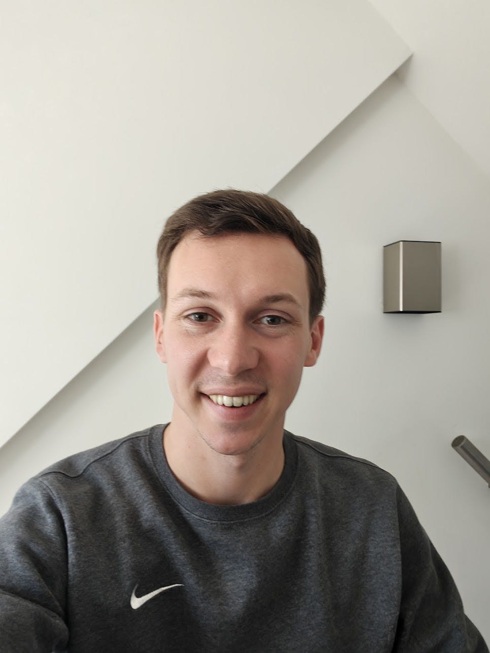 Een minder scherpe selfie met de camera aan de binnenzijde.