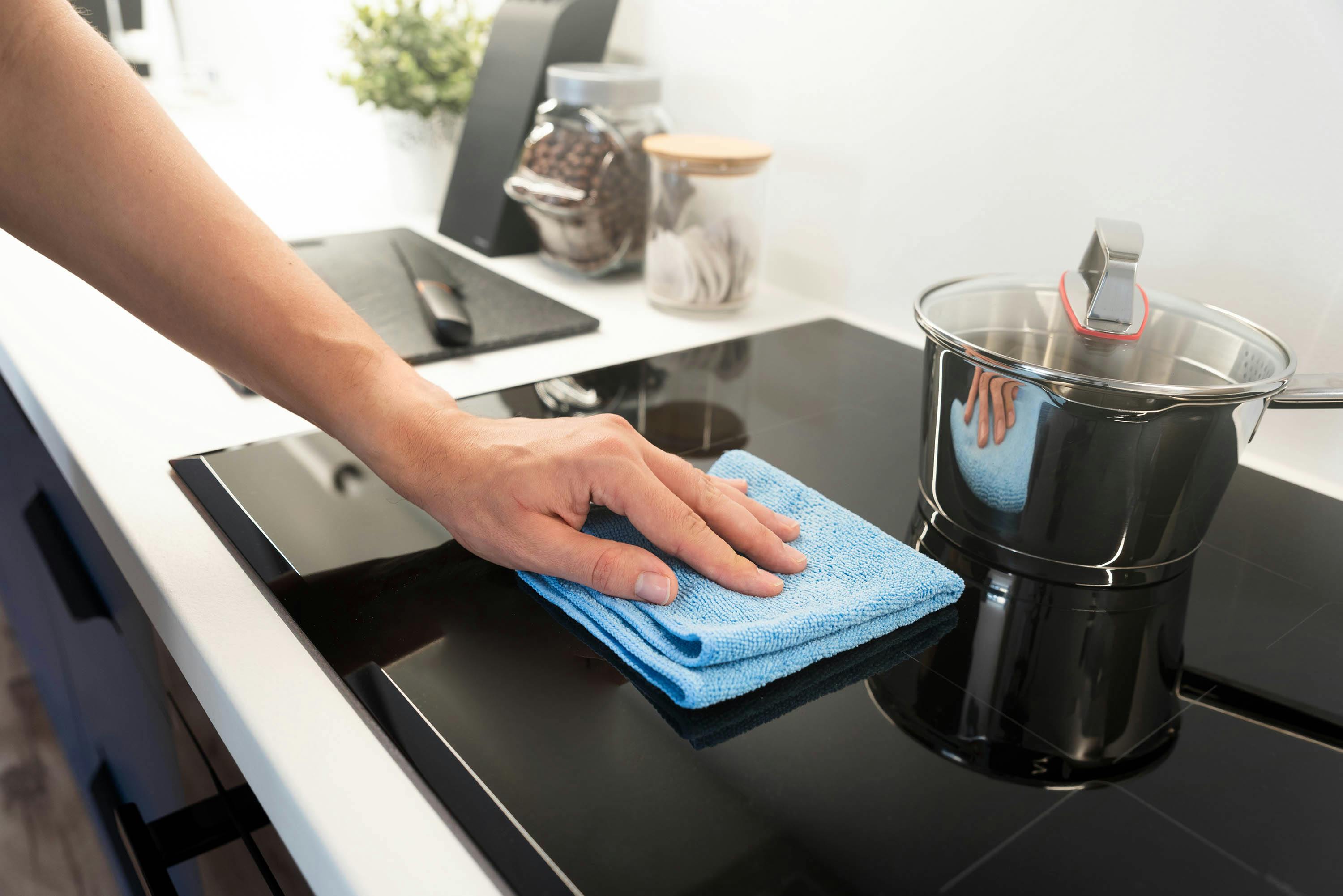 Inductiekookplaat schoonmaken