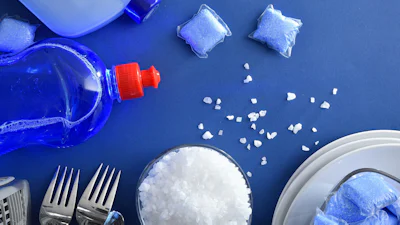 Waarom je vaatwasser zout en glansspoelmiddel nodig heeft (zelfs als je all-in-one tabletten gebruikt)