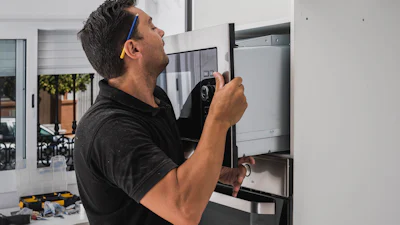 Inbouw-magnetron installeren: zelf doen of laten doen?