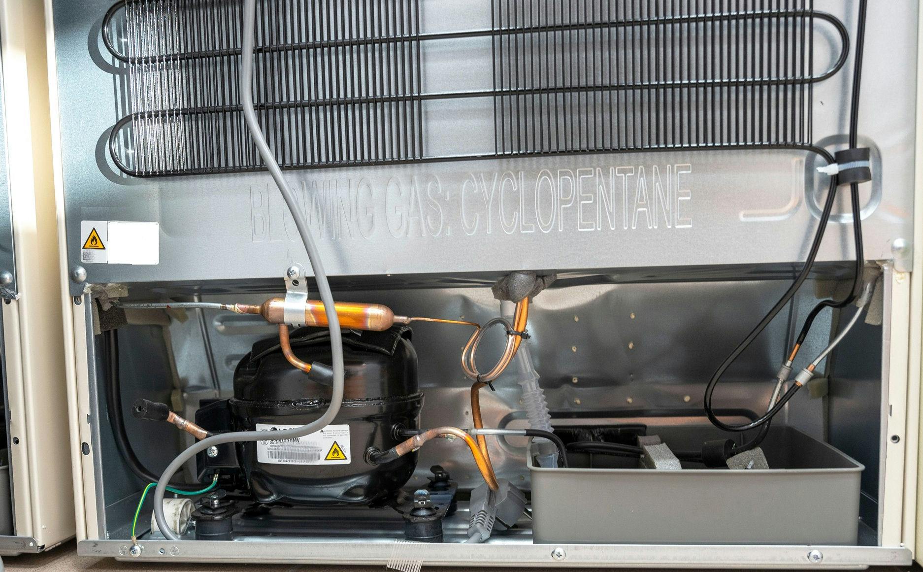 Een compressor van een koelkast kan af en toe geluid produceren.