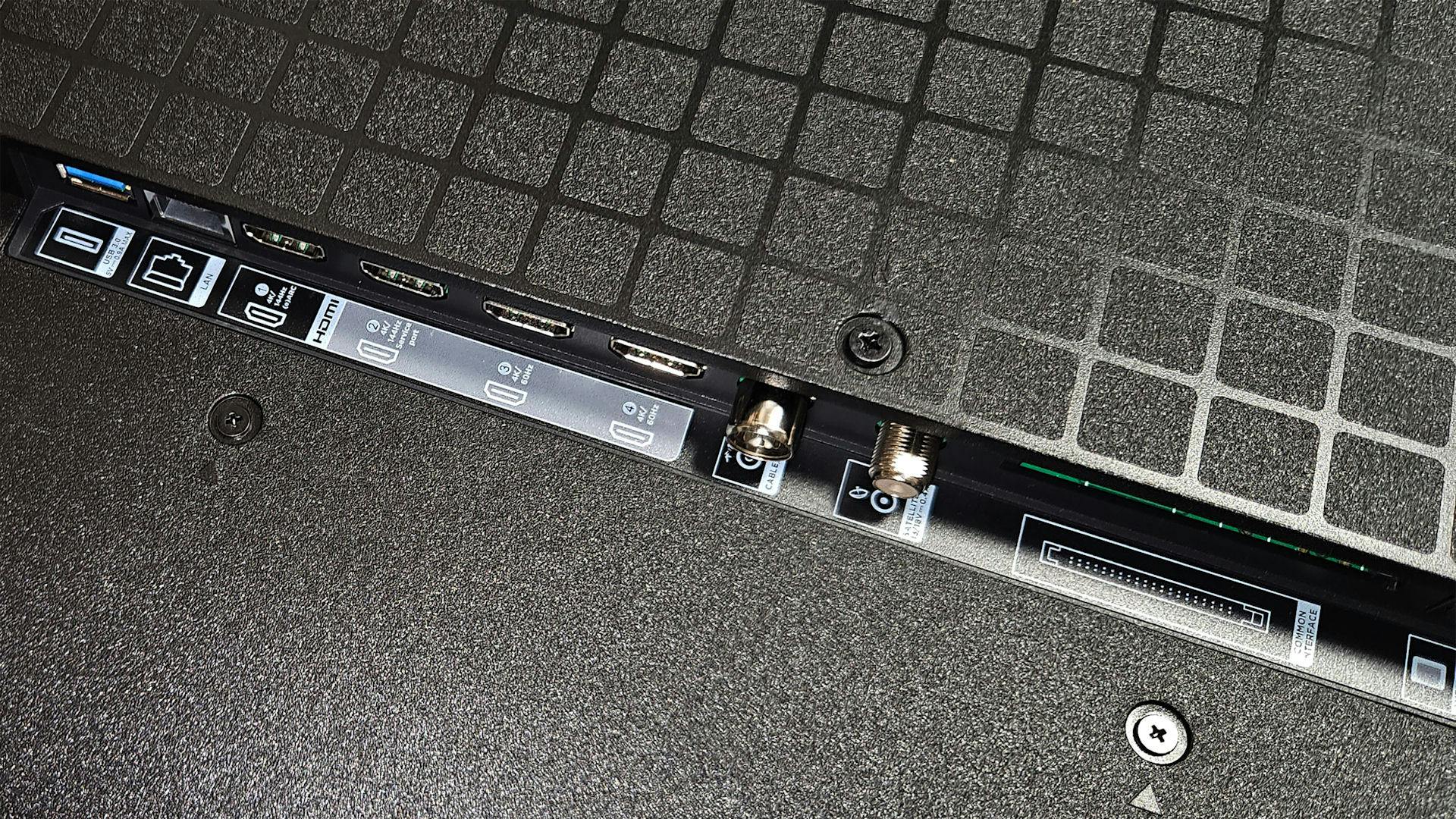 De aansluitingen op de TCL 55C6K.