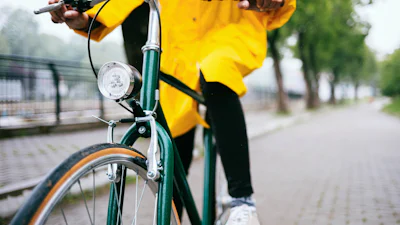☔ Op de fiets door het herfstweer? Zo kies je de beste regenkleding