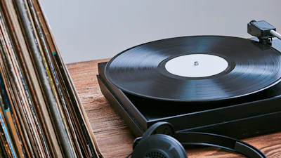 Waar voor je geld: 5 platenspelers met klep voor minder dan 275 euro
