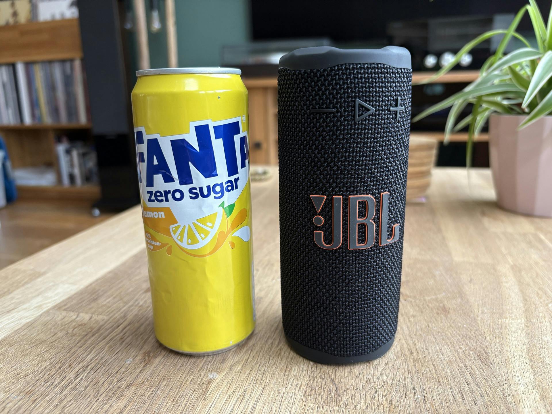 Bluetooth-speaker naast frisdrankblikje